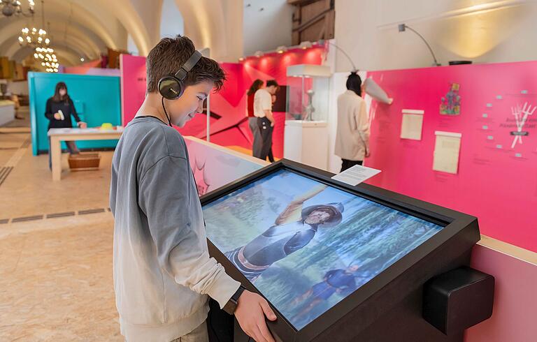 Für die Ausstellung wurde eigens ein Computerspiel entwickelt, mit dem man sich im Würzburg des Jahres 1525 bewegen kann. Für die Ausstellung wurde eigens ein Computerspiel entwickelt, mit dem man sich im Würzburg des Jahres 1525 bewegen kann. 