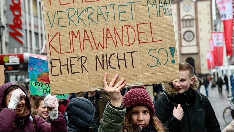 Bei Fridays for Future gab es eine
erneute Demo in Würzburg für Klimaschutz. Der weltweite Aktionstag war diesmal wieder in der Schulzeit. An der Demo nahmen ca. 1100 Schülerinnen und Schülern teil und sie ging vom Hauptbahnhof über den oberen Markt bis zur Regierung von Unterfranken.