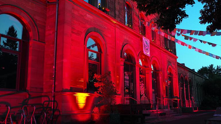 Der Stattbahnhof erleuchtet im Zuge von 'Night of the Light' rot. Städtische Kulturgebäude beteiligten sich an dieser bundesweiten Solidaritäts-Aktion nicht.