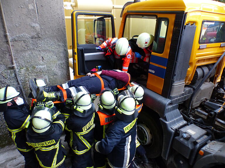 Die Feuerwehr und das BRK arbeiteten eng zusammen bei der Rettung von Verletzten. Hier wird der Lkw-Fahrer geborgen.