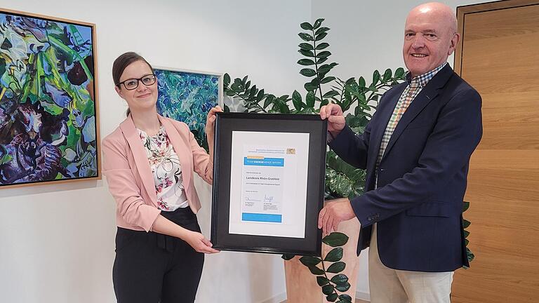 Arten- und Klimaschutzmanagerin Maritta Wolf und Landrat Thomas Habermann freuen sich, dass der Landkreis Rhön-Grabfeld nun offiziell zum Unterstützerkreis des Teams Energiewende Bayern zählt. Arten- und Klimaschutzmanagerin Maritta Wolf und Landrat Thomas Habermann freuen sich, dass der Landkreis Rhön-Grabfeld nun offiziell zum Unterstützerkreis des Teams Energiewende Bayern zählt.