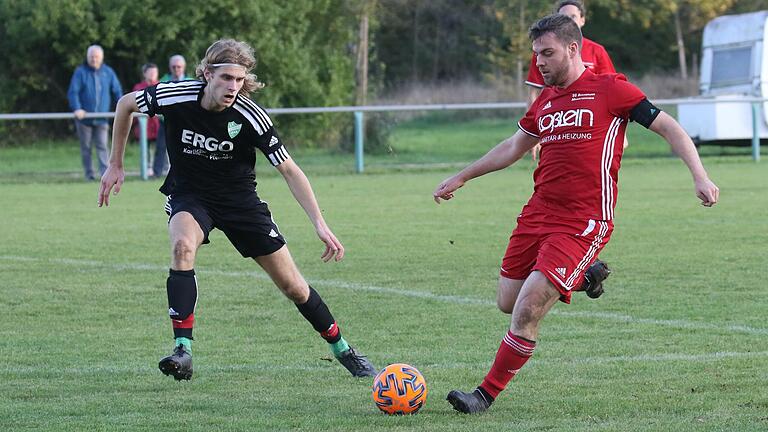 Andreas Herrmann (hier am Ball gegen Yannik Strauß) erzielte den zwischenzeitlichen Ausgleich für die SG Buchbrunn-Mainstockheim.