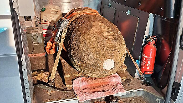 Dieses von der Stadt Schweinfurt veröffentlichte Foto zeigt eine entschärfte Fliegerbombe vor dem Abtransport. Nach dem Fund der Fliegerbombe mit dem Gewicht von 500 Kilogramm aus dem Zweiten Weltkrieg ist der Blindgänger entschärft worden. Dieses von der Stadt Schweinfurt veröffentlichte Foto zeigt eine entschärfte Fliegerbombe vor dem Abtransport. Nach dem Fund der Fliegerbombe mit dem Gewicht von 500 Kilogramm aus dem Zweiten Weltkrieg ist der Blindgänger entschärft worden.