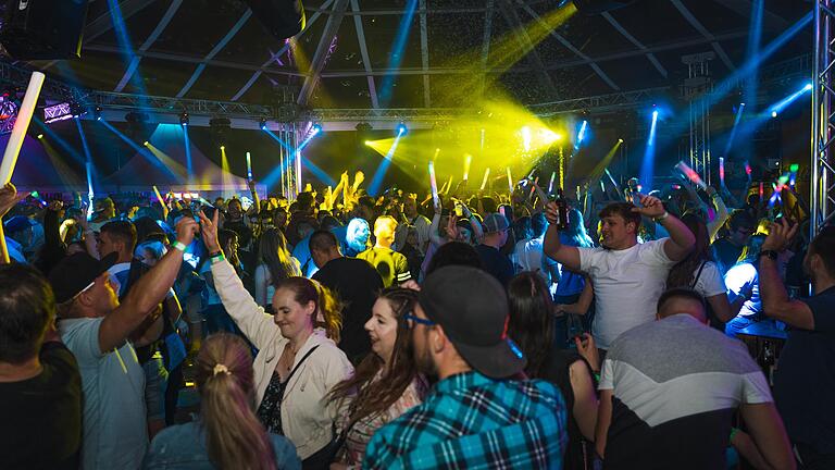Disco im Partyzelt: Drei Tage lang wird in Gerolzhofen erstmals das 'Bolzplatz Open Air' gefeiert. Tausende Gäste erwarten die Veranstalter. Das Foto zeigt die Veranstaltung im Vorjahr in Sennfeld. Disco im Partyzelt: Drei Tage lang wird in Gerolzhofen erstmals das 'Bolzplatz Open Air' gefeiert. Tausende Gäste erwarten die Veranstalter. Das Foto zeigt die Veranstaltung im Vorjahr in Sennfeld.