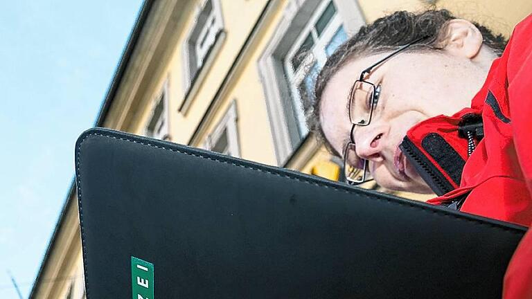 Sie treffen sich am Grafeneckart, um im Straßenkrimi &bdquo;Tod einer Hausfrau&ldquo; zu ermitteln. Vor Ort erhielten die Teilnehmer von Polizeihauptkommissarin Christina Plank (rechts) die ersten Informationen zum Tathergang und weitere Unterlagen zum Fall sowie Handschellen und ein Telefon. Die dann ernannten Polizisten bilden das Ermittlungsteam Soko Barbara.