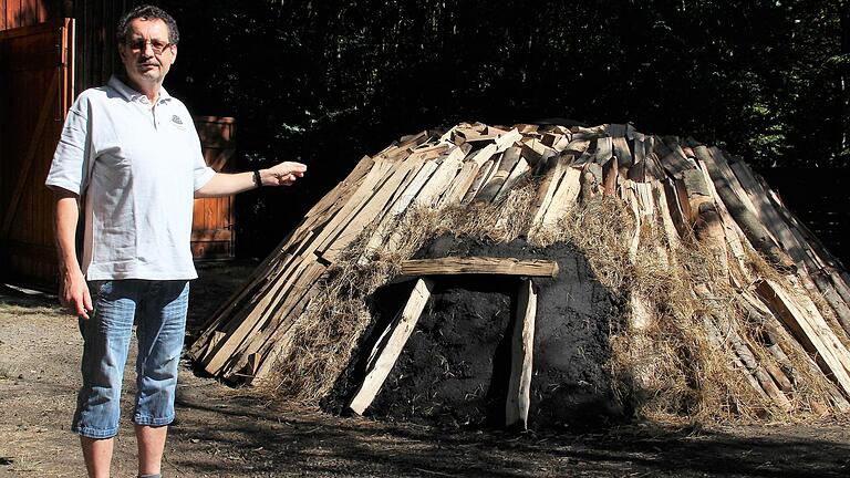 Karl Wolf, Vorsitzender des 'Glasf’lder Köhlervereins', kennt sich mit dem Aufbau eines Kohlenmeilers&nbsp; aus.