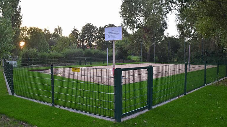 Das neue Beachvolleyballfeld ist fertig. Sobald der Rollrasen angewachsen ist, kann gespielt werden.