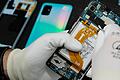 Handy-Reparatur       -  Smartphones sind Teil des ertragreichen Geschäfts vieler Elektrokonzerne.