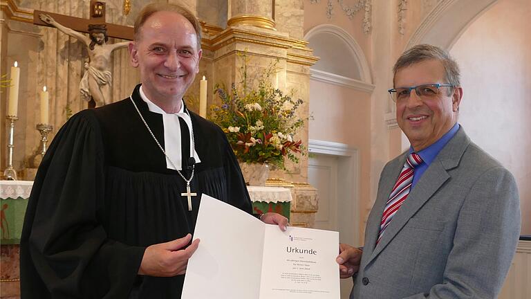 Für 40 Jahre im Dienste der Kirchenmusik überreichte Dekan Günther Klöß-Schuster eine Dankurkunde der evangelisch-lutherischen Kirche in Bayern.