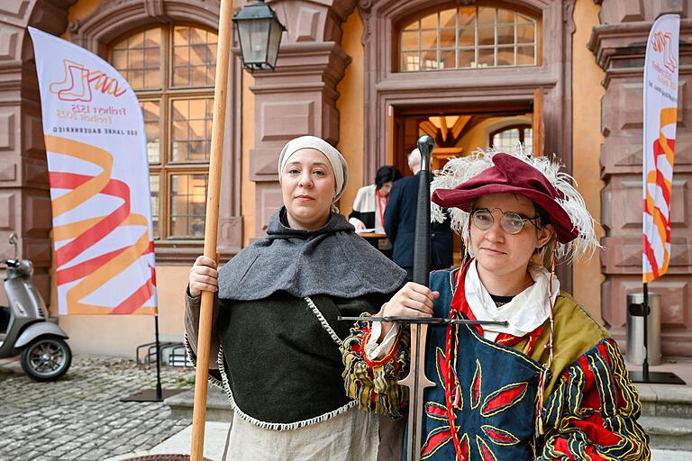 Verkleidung in Anlehnung an das 16. Jahrhundert beim Festakt in Würzburg. Verkleidung in Anlehnung an das 16. Jahrhundert beim Festakt in Würzburg.