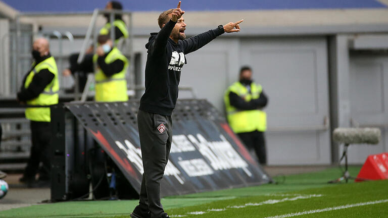 Trainer Michael Schiele unterlag unglücklich mit seinem FC Würzburger Kickers bei Bundesliga-Absteiger Fortuna Düsseldorf.