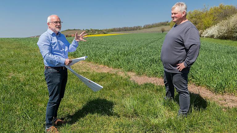 Unterhalb der Weinberge der Lage Wiebelsberger Dachs erläutern Bürgermeister Manfred Schötz (links) und Andreas Zehner, Vorstandsmitglied des Weinbauvereins Markt Oberschwarzach, die Pläne für die künstliche Bewässerung. In diesem Bereich würde ein technisches Becken entstehen.