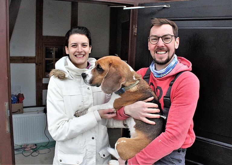Der Namensgeber für das 'Gin & Coffee' in Castell: Beagle Gin und seine Besitzer, Anuschka und Martin Schulze, freuen sich bereits auf den Start des Bistros. Der Namensgeber für das 'Gin & Coffee' in Castell: Beagle Gin und seine Besitzer, Anuschka und Martin Schulze, freuen sich bereits auf den Start des Bistros.