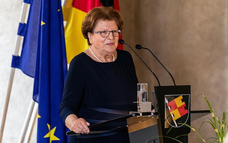 Barbara Stamm erhielt vergangenes Jahr den „Gratias agit“-Orden, der vom Auswärtigen Amt der tschechischen Republik verliehen wird. Menschen, die sich um die Diplomatie zwischen Tschechien und Deutschland verdient gemacht haben, werden mit diesem Orden ausgezeichnet.