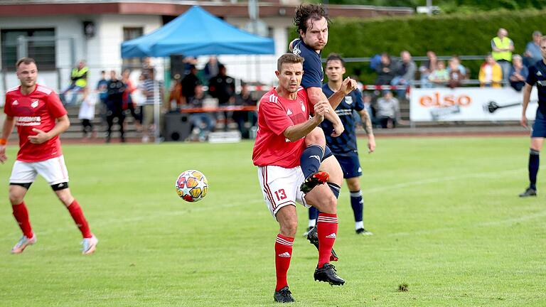 Marcel Mölter (vorne) und der SV Rödelmaier stehen nach dem 2:1-Erfolg gegen den SV Rapid Ebelsbach (hinten Oliver Wacker) in der zweiten Runde der Bezirksliga-Relegation.