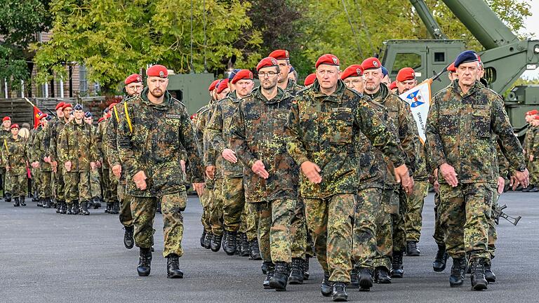 Anfang Oktober wurden die südlichen Logistikbataillone bei einem feierlichen Appell dem Logistikregiment 4 in Volkach unterstellt. Vorne in der Mitte: der neue Kommandeur, Oberst Matthias Kampf.