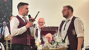 Symbolisch überreichte Dirigent Andreas Ziegler (links) den Taktstock an Nachfolger Christian Gerlach.       -  Symbolisch überreichte Dirigent Andreas Ziegler (links) den Taktstock an Nachfolger Christian Gerlach.