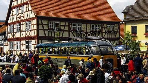 Bad in der Menge: Setra-Panoramabus aus den 60er Jahren.