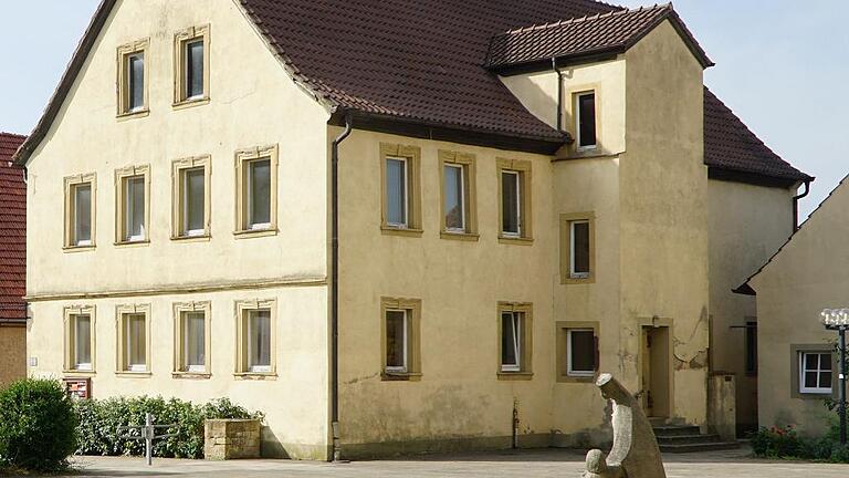 Die denkmalgeschützte Alte Schule in Oberschwarzach ist teilweise stark renovierungsbedürftig.