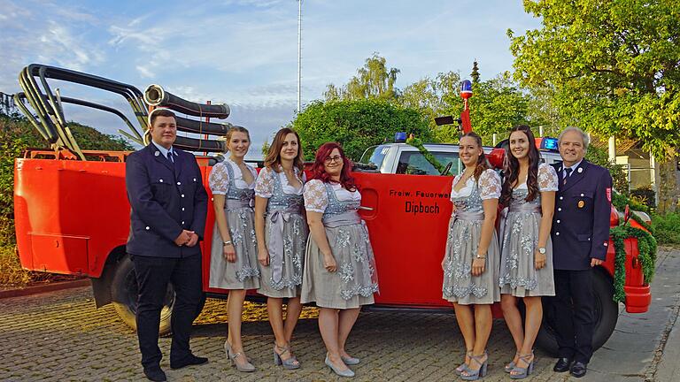 Die Ehrendamen des Feuerwehrfestes in Dipbach vor ihrem Maskottchen, dem Hanomag-Cabriolet Baujahr 1951. Von links: Ehrendamenführer Alexander Fuchs, Anika Fuchs, Julia Oeftering, Verena Herbig, Katja Konrad, Ann-Kathrin Oeftering und Vereinsvorstand Werner Fuchs. Foto: Irene Konrad