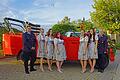 Die Ehrendamen des Feuerwehrfestes in Dipbach vor ihrem Maskottchen, dem Hanomag-Cabriolet Baujahr 1951. Von links: Ehrendamenführer Alexander Fuchs, Anika Fuchs, Julia Oeftering, Verena Herbig, Katja Konrad, Ann-Kathrin Oeftering und Vereinsvorstand Werner Fuchs. Foto: Irene Konrad