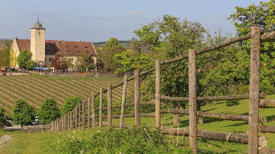 Die Hallburg liegt zwei Kilometer von Volkach entfernt umgeben von ihren Weinbergen in einer malerischen Landschaft.