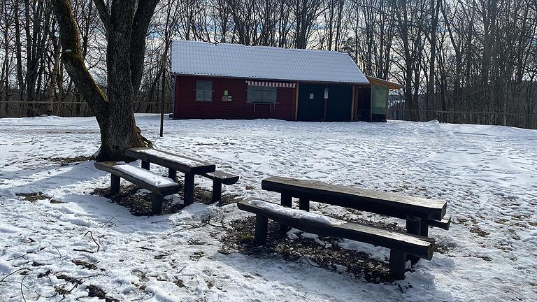 Idyllisch gelegen, aber in die Jahre gekommen: der Kiosk am Basaltsee.