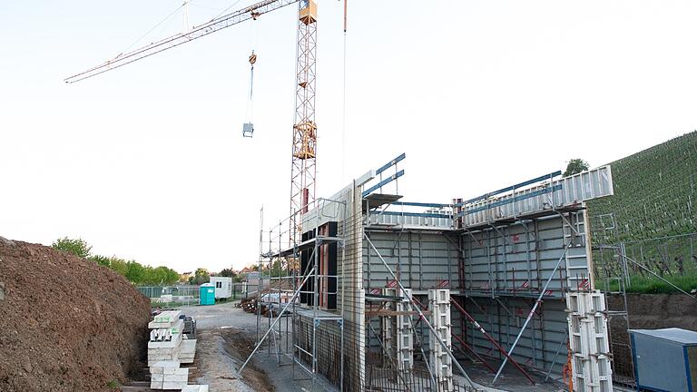 Die Bauarbeiten für die Station zur Sulfatreduzierung am Wasserwerk in Mainstockheim laufen. In der jüngsten Ratssitzung wurden weitere Auftragsvergaben in Höhe von rund 800.000 Euro bekannt gegeben.