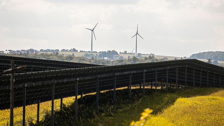 Blick von Sailershausen auf zwei Windräder im Landkreis Haßberge (Archivbild). Die Suche nach Speichern für Strom aus erneuerbaren Energiequellen ist in vollem Gang.