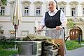 Jeden Tag warmes Essen für Bedürftige: Schwester Simone auf dem Weg von der Küche der Würzburger Erlöserschwestern zur Elisabethstube in der Ebracher Gasse.&nbsp;