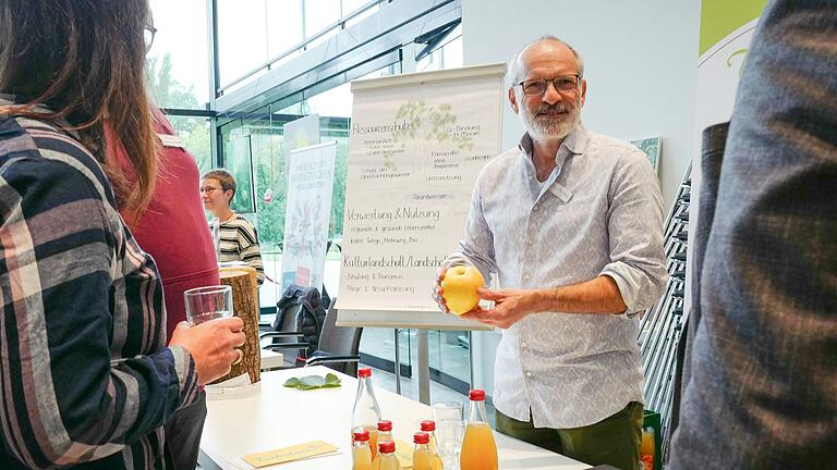Wichtiges Thema Ernährung und Landwirtschaft: Beim 'Markt der Möglichkeiten' konnten sich die Teilnehmenden bei regionalen Initiativen und Produzenten über deren Angebot erkundigen.