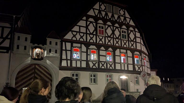 Kunstlehrerin Metz-Schoppik und ein paar der Schülerinnen und Schüler waren zur Eröffnung gekommen. - Kunstlehrerin Metz-Schoppik und ein paar der Schülerinnen und Schüler waren zur Eröffnung gekommen. Kunstlehrerin Metz-Schoppik und ein paar der Schülerinnen und Schüler waren zur Eröffnung gekommen. - Kunstlehrerin Metz-Schoppik und ein paar der Schülerinnen und Schüler waren zur Eröffnung gekommen.