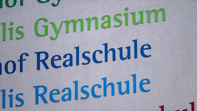 Bildungseinrichtungen in Deutschland       -  Fast überall fehlen Lehrer - bald ganz besonders an Gymnasien. (Archivbild)