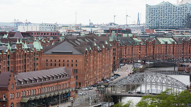 Speicherstadt in Hamburg - Blick auf die Speicherstadt und die Baustelle der Elbphilharmonie in Hamburg. Foto: Daniel Bockwoldt Speicherstadt in Hamburg - Blick auf die Speicherstadt und die Baustelle der Elbphilharmonie in Hamburg. Foto: Daniel Bockwoldt