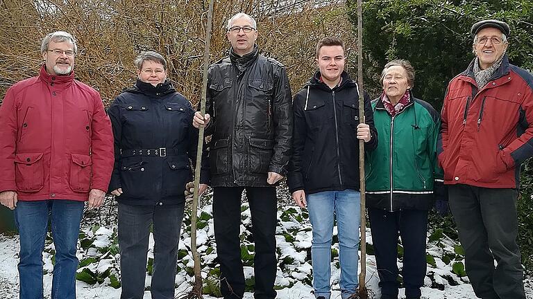 Die Gewinner des Streuobst-Quiz (von links): Birgit und Andreas Mantel, Sohn Maximilian und Mutter Helga Brunner für Karl Brunner zusammen mit den Vertretern des BN Ebern, Alexander Hippeli und Kurt Langer. Klaus Memmel holte seinen gewonnenen Baum später ab.