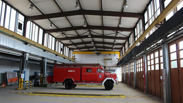 Die ehemalige Panzerhalle – derzeit von der Feuerwehr genutzt – soll 2026 als Blumen- und Gastronomiehalle dienen. Die ehemalige Panzerhalle – derzeit von der Feuerwehr genutzt – soll 2026 als Blumen- und Gastronomiehalle dienen.