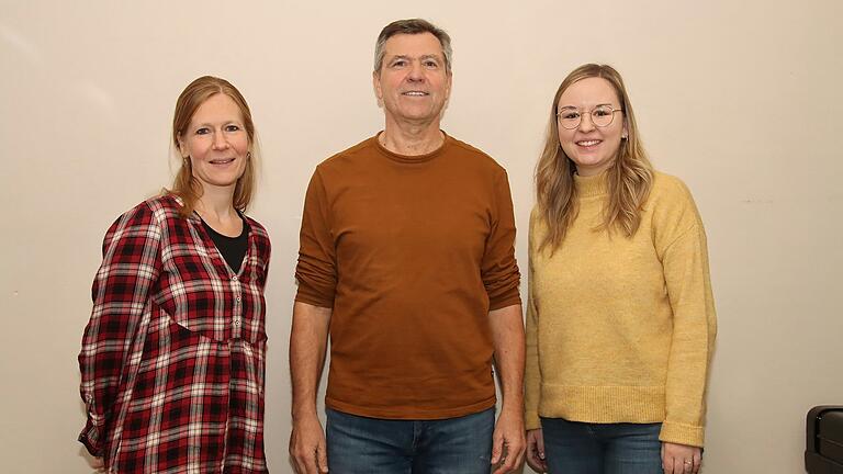 Die aktuellen Verantwortlichen im Gesangverein Frohsinn sind Katharina Otto (Chorleiterin der beiden Erwachsenenchöre, links) Waldemar Franz und Luisa Scheiner ( Chorleiterin der Stimmbärchen und Young Voices). Die aktuellen Verantwortlichen im Gesangverein Frohsinn sind Katharina Otto (Chorleiterin der beiden Erwachsenenchöre, links) Waldemar Franz und Luisa Scheiner ( Chorleiterin der Stimmbärchen und Young Voices).