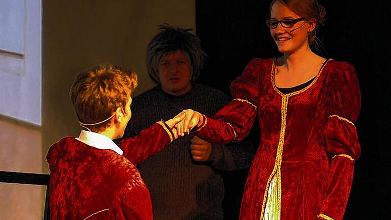 Er kann es einfach nicht: Joe (Carl Werner) soll unter der Aufsicht des Schauspiellehrers (David Henkes) in Shakespeares „Romeo und Julia“ schmachten. Die Rolle nimmt ihm aber Serena (Anna Hartmann) nicht ab. Er kann es einfach nicht: Joe (Carl Werner) soll unter der Aufsicht des Schauspiellehrers (David Henkes) in Shakespeares „Romeo und Julia“ schmachten. Die Rolle nimmt ihm aber Serena (Anna Hartmann) nicht ab.