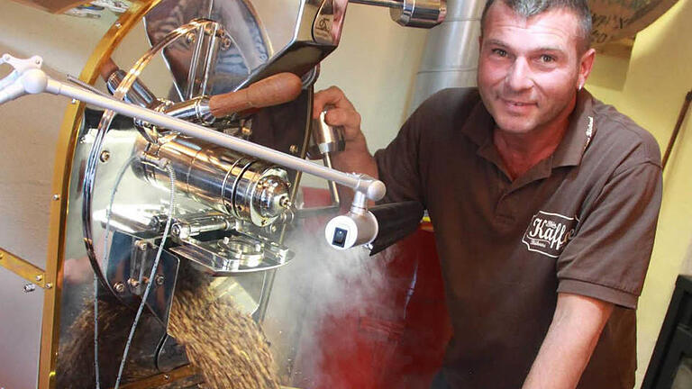 Rainer Bühner - Teilzeit-Kaffee-Röster - ist auf der Suche nach der perfekten Mischung. Dafür experimentiert er mit Aromen aus der ganzen Welt. Foto: Carmen Schmitt - Rainer Bühner - Teilzeit-Kaffee-Röster - ist auf der Suche nach der perfekten Mischung. Dafür experimentiert er mit Aromen aus der ganzen Welt. Foto: Carmen Schmitt Rainer Bühner - Teilzeit-Kaffee-Röster - ist auf der Suche nach der perfekten Mischung. Dafür experimentiert er mit Aromen aus der ganzen Welt. Foto: Carmen Schmitt - Rainer Bühner - Teilzeit-Kaffee-Röster - ist auf der Suche nach der perfekten Mischung. Dafür experimentiert er mit Aromen aus der ganzen Welt. Foto: Carmen Schmitt
