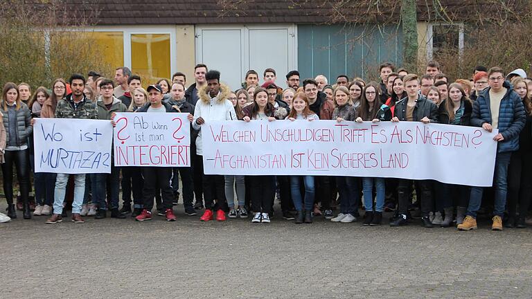 Über 100 Schüler protestierten gegen die Abschiebung von Murtaza Azizi. Über 100 Schüler protestierten gegen die Abschiebung von Murtaza Azizi.