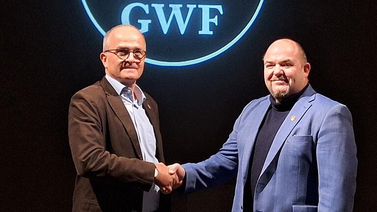 Der Aufsichtsratsvorsitzende der Winzergemeinschaft Franken (GWF), Frank Ulsamer (rechts), begrüßt den neuen Geschäftsführenden Vorstand, Martin Deutsch, in der GWF-Zentrale in Repperndorf.