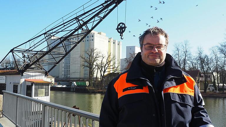 Sebastian Roger vom Wasserstraßen- und Schifffahrtsamt Main klärte am Standort Schweinfurt Fragen zu den (zuletzt gehäuften) Havarien in Main-Spessart. Sebastian Roger vom Wasserstraßen- und Schifffahrtsamt Main klärte am Standort Schweinfurt Fragen zu den (zuletzt gehäuften) Havarien in Main-Spessart.