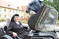 Maria-Bild. Sommerf. 3       -  Schwester Nikoleta 2004 bei ihrer Rundfahrt mit Chauffeur Bruno im Motorradbeiwagen.