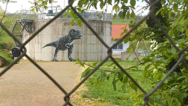 Ein Tyrannosaurus Rex in seiner tatsächlichen Größe: Graffito von Jamie Paul Scanlon und Stefanie Scanlon an der Kläranlage in Hausen, gesprüht im April 2020.