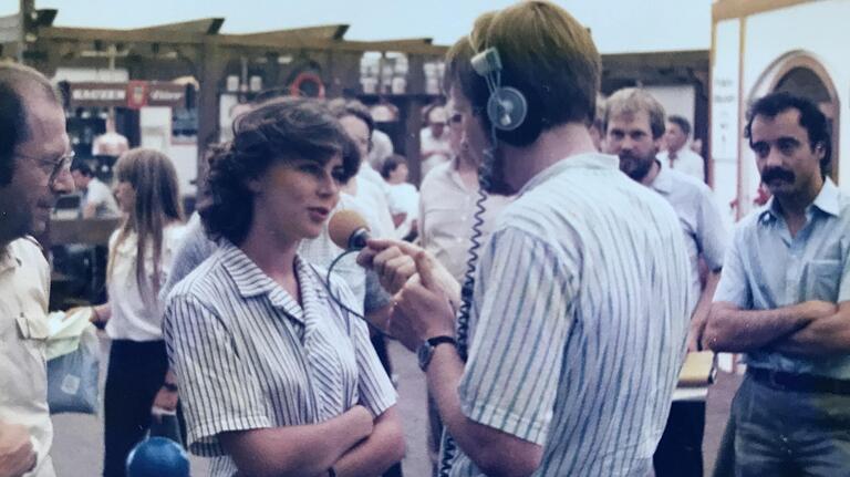 Der Journalist Eberhard Schellenberger interviewte die damalige Deutschen Weinkönigin Karin Molitor 1983 auf der&nbsp; Mainfrankenmesse.