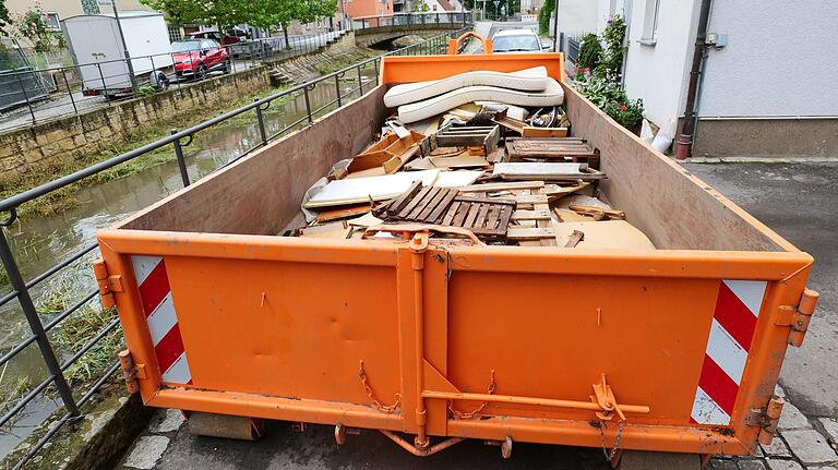 Trauriger Rest einer vom Hochwasser zerstörten Wohnungseinrichtung. Entlang der Altach richteten die Fluten in Zeil hohe Schäden an.