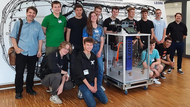 Fasziniert von Fahrzeugtechnik: Unser Bild zeigt (stehend von links nach rechts) Elmar Schrauth (Lehrer am EGM, Seminarleitung); Bonifatius Twickel, Seraphina Gegner, Philipp Eckoff, Moritz Gunsch, Malte Hempe, Erik Petersilka, Benedikt Schernau und Stefan Kirchner (Firma Leoni) sowie (knieend von links) Raphael Zeiher, Andreas Kraiß, Fabio Dietl, Max Wittstatt (Schüler am EGM).