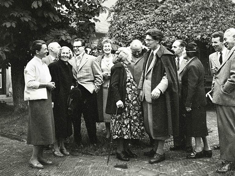 Heiner Reitberger in den 1950er Jahren mit Freunden und Freundinnen von Gertraud Rostosky auf dem Gutshof 'Neuen Welt', wo sie wohnte. Er steht mit der Malerin in der Mitte des Bildes.