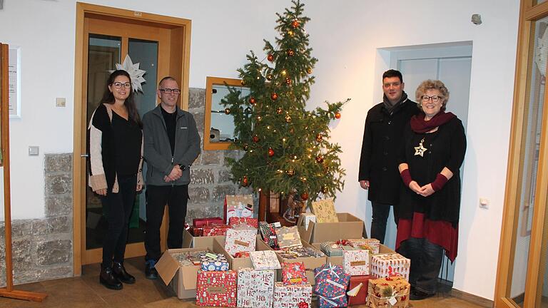 Auf dem Foto Sophia Mölter, Oliver Warmuth, Oliver Mauer und Angelika Ochs bei der Übergabe der Geschenke.