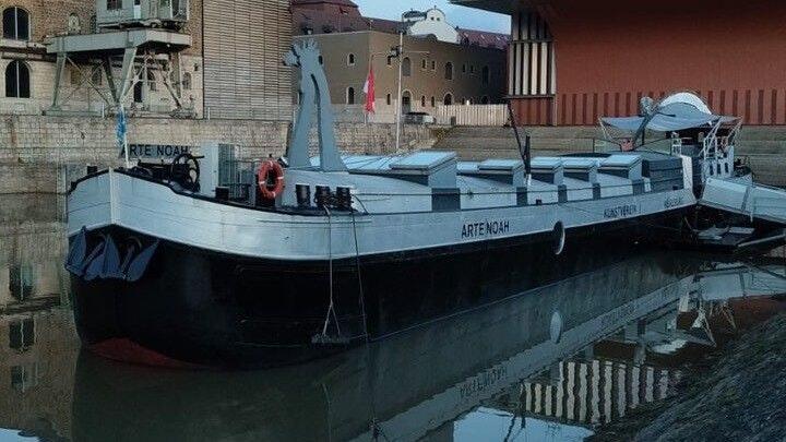 Das Jahresprogramm auf dem Galerieschiff des Kunstvereins Würzburg im Kulturhafen verspricht spannend zu werden. Das Jahresprogramm auf dem Galerieschiff des Kunstvereins Würzburg im Kulturhafen verspricht spannend zu werden.